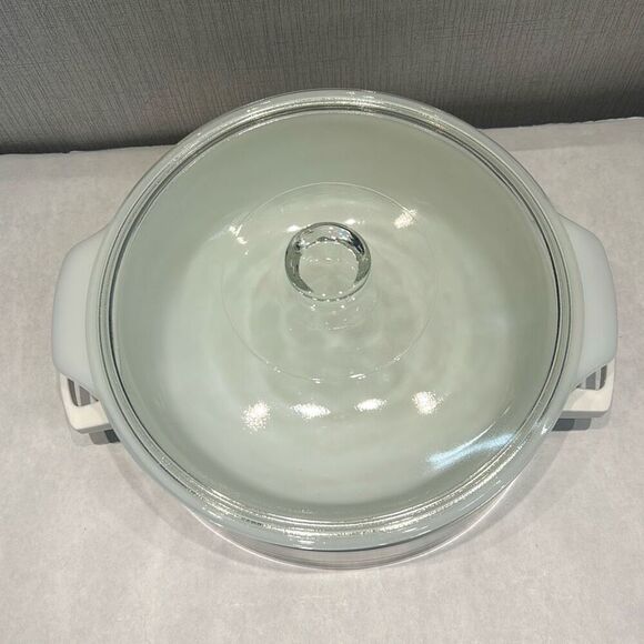 Anchor Hocking Fire-King 2 Qt Casserole Dish w/Lid Metal Tray Holder Vtg White - Picture 2 of 11